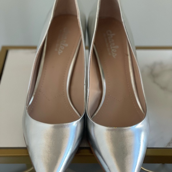 Never worn Charles David Silver Pumps - Picture 4 of 5